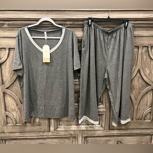 NWT Women’s Plus CUEPLY Dark/Light Gray Super Soft Capri Pajama Set (2X)